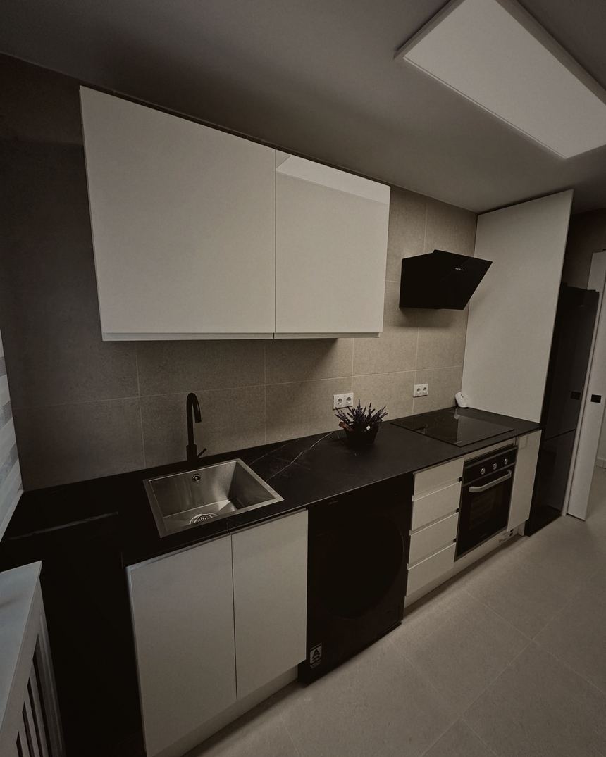 Cocina reformada con encimera negra